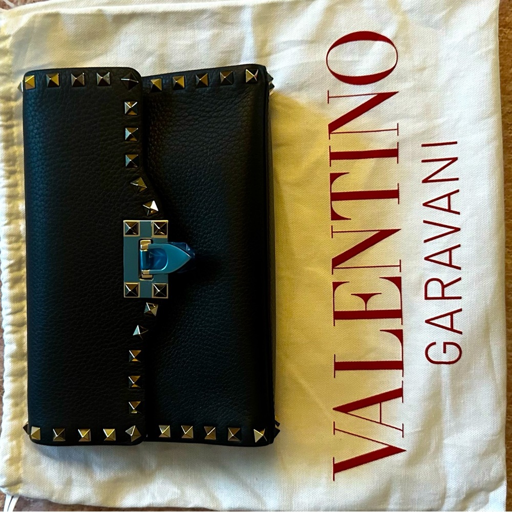 ** SOLD** Brand New Valentino Rockstud crossbody in black
